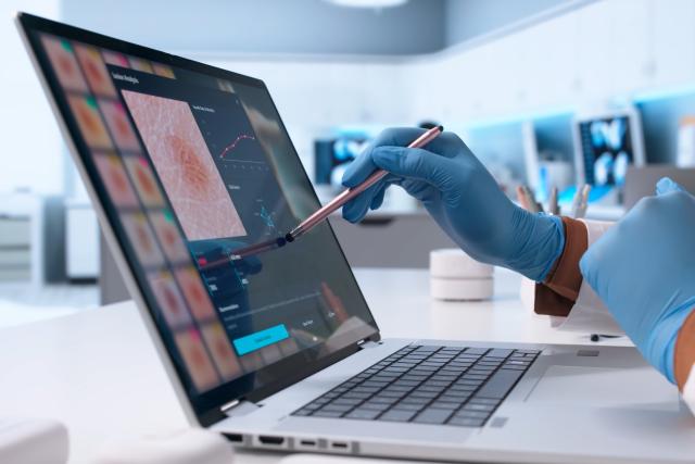 A new MIT study found that non-experts tended to trust AI-generated diagnostic advice — even when it was incorrect — while…