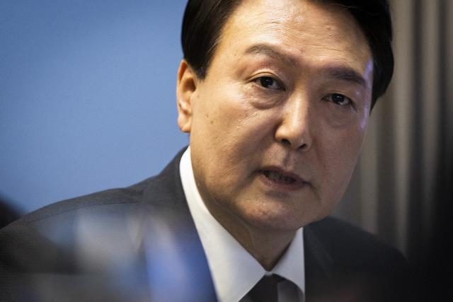 South Korean President Yoon Suk Yeol visited MIT on April 28 and participated in a roundtable discussion with MIT faculty…